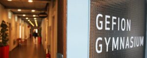 Billede af administrationsgangen på Gefion Gymnasium