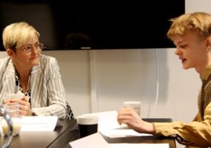 Pernille Rosenkranttz Theil sammen med elev