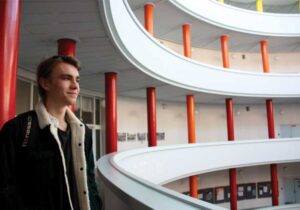William 3d står på gangen i rotunden
