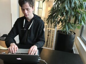 Mads ved sin bærbare computer