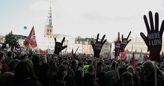 Stor demonstration på rådhuspladsen