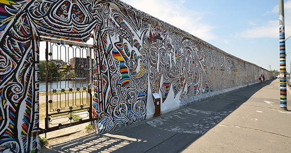 Berlinmuren kunstnerisk bemalet ved Eastside Gallery