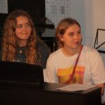 To elever ved klaver