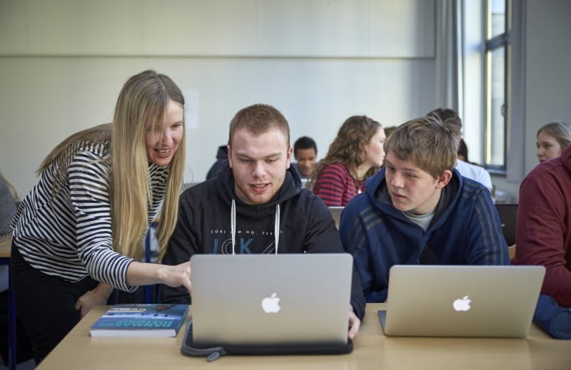 Elever, der arbejder sammen bag deres bærbare computere