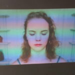 Skærmbillede der viser en ung pige med lukkede øjne