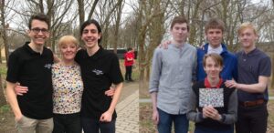 Gustav og Oliver fra 3v med lærer Beth i midten - og Alexander fra 2z (forrest med rød krave)