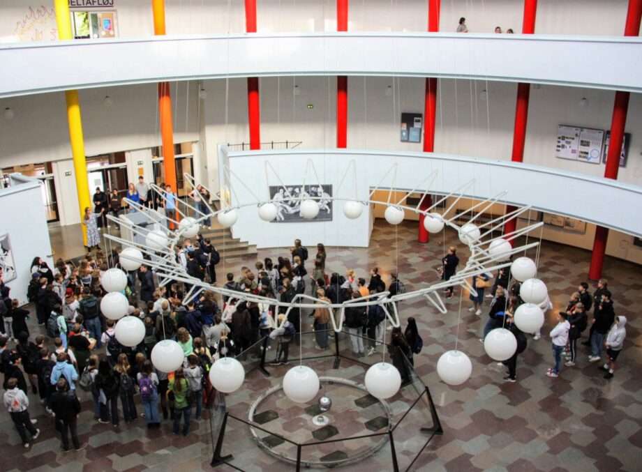 Rotunden på Gefion Gymnasium med elever i stueetagen