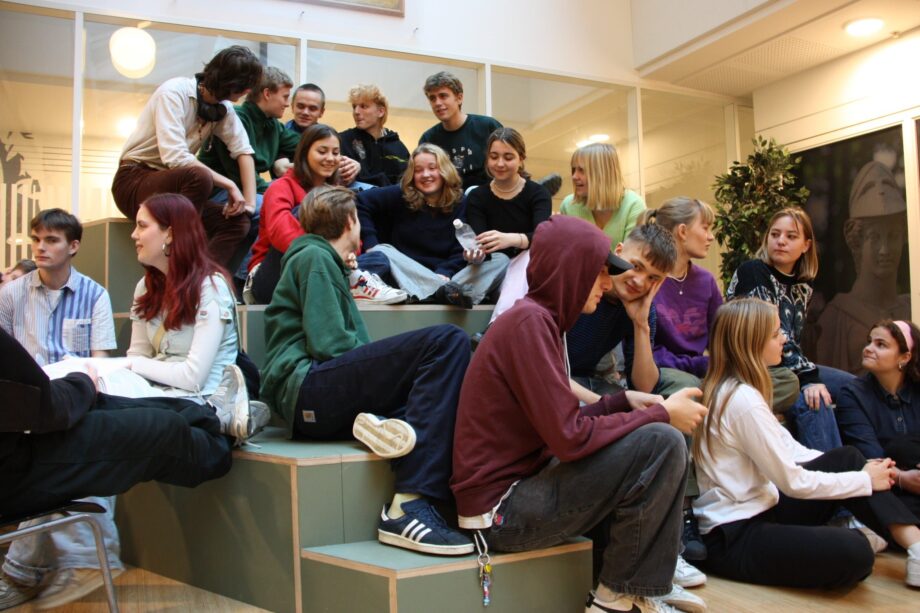 Elever snakker, sidder på trapper på biblioteket på Gefion Gymnasium