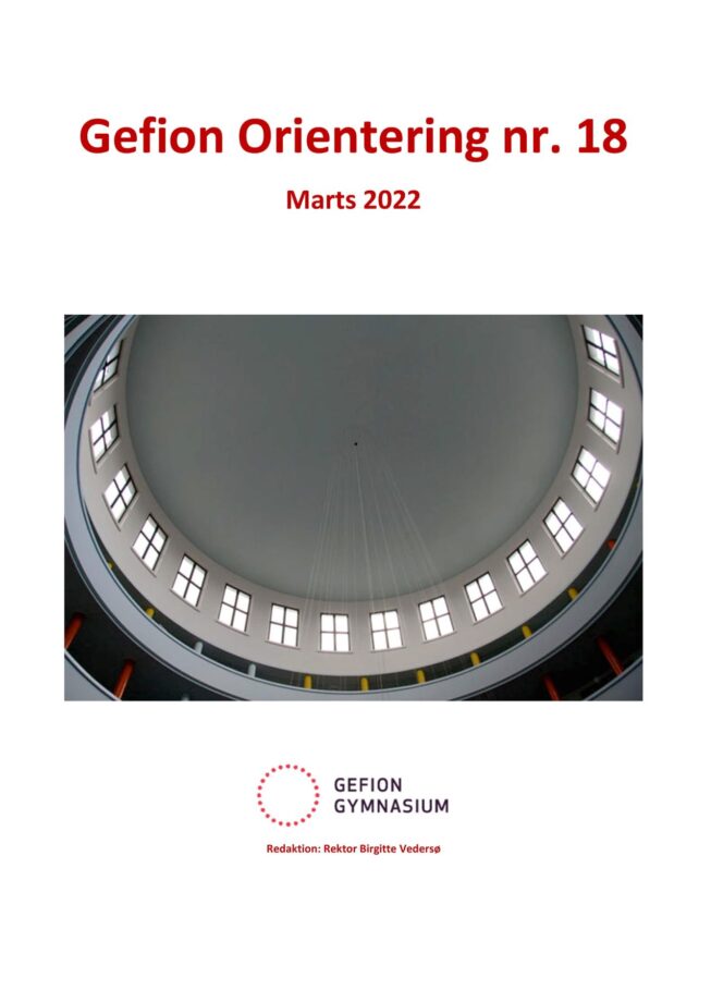 Forsiden af Gefion Orientering nr 18 marts 2022. Loftet i Rotunden på Gefion Gymnasium. Hvidt, mange vinder i en cirkel. På etagerne under ses røde, gule, orange søjler.