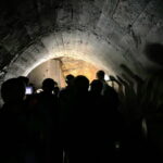 Mørk tunnel, nede i en mine, mobiltelefoner lyser op