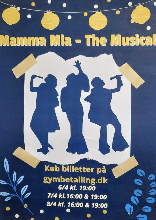 Plakat for musicalen Mamma Mia. Mørkeblå baggrund, prikker, blade i blå og gul. Tre blå silhuetter synger og danser.