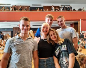 Første skoldage 2022. Elever i Festsalen.