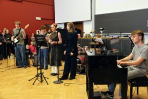 Gefion Band spiller og synger til afskeden fra eleverne til rektor Birgitte Vedersø