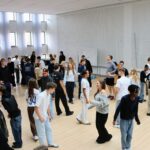 Skolestart 2023. Elever danser lanciers i Himmelrummet.