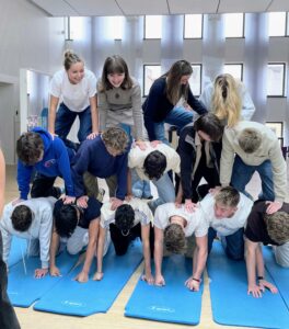 1. g-elever laver en menneskepyramide i tre lag i Himmelrummet på Gefion Gymnasium.