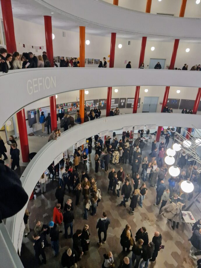 Orienteringsaften 2024 på Gefion Gymnasium. Rotunden fyldes med besøgende.