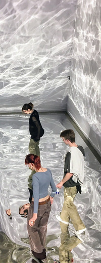 Tre elever går rundt i en grå kunstinstallation på Trapholt Kunstmuseum