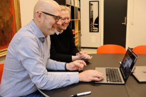 Underskrivning af samarbejdsaftale mellem Gefion Gymnasium og Mykolaiv Lyceum nr. 2. Rektor Thomas Hyldal og Grith Rasmussen ser på en åben bærbar computer, hvor de taler med repræentanter fra Mykolaiv Lyceum nr. 2 i Ukraine.