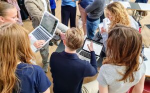 Elever arbejder med computere
