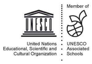 UNESCOs logo med teksten United Nations Educational. Scientific and Cultural Organization. Member of UNESCO associated schools
