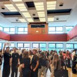 Skolestart for 1. g 2025. Festsal fyldt med nye elever.