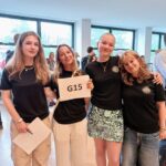 Skolestart for 1. g 2025. Fire tutorer i sorte t-shirts.