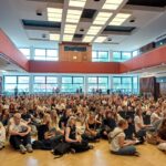 Skolestart for 1. g 2025. Festsal fyldt med nye elever.