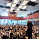 Skolestart for 1. g 2025. Rektor Thomas Hyldam taler foran de nye 1. g'ere.