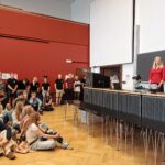 Skolestart for 1. g 2025. Elevrådsforpersonerne taler foran de nye 1. g'ere.