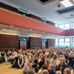 Skolestart for 1. g 2025. Rektor Thomas Hyldam taler foran de nye 1. g'ere.