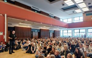 Skolestart for 1. g 2025. Rektor Thomas Hyldam taler foran de nye 1. g'ere.