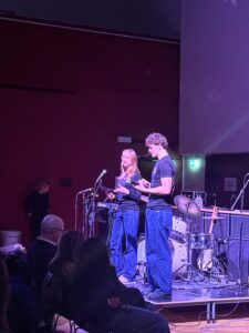 Orineteringsaften 2026 på Gefion Gymnasium. To elever taler til en forsamling gæster i Festsalen.