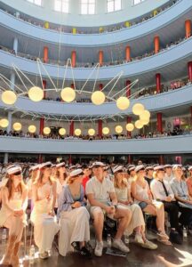 Dimission 2026. Studenter i rotunden med familier, venner og Gefions ansatte.