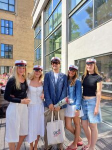 Studenter 2026. Studenter med huer på.