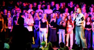 Artisten Svea S synger med stor kor af gefionelever