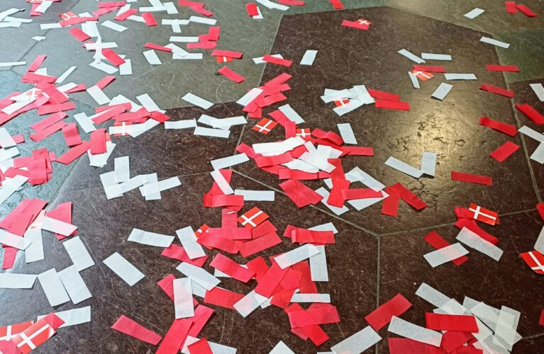 Studenter 2025. Rødt og hvidt konfetti på gulvet i rotunden på Gefion.