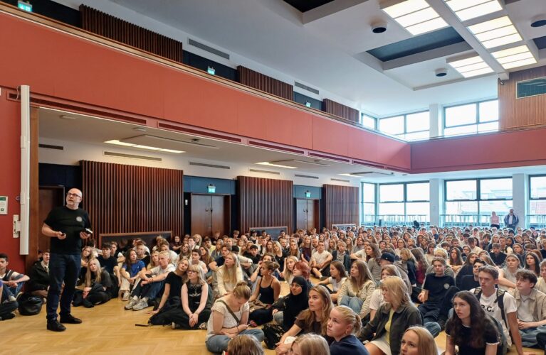 Skolestart for 1. g 2025. Rektor Thomas Hyldam taler foran de nye 1. g'ere.