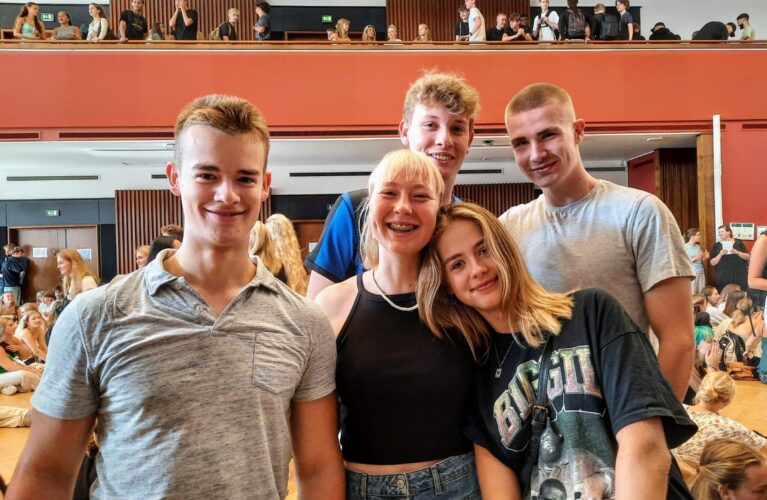 Første skoldage 2022. Elever i Festsalen.