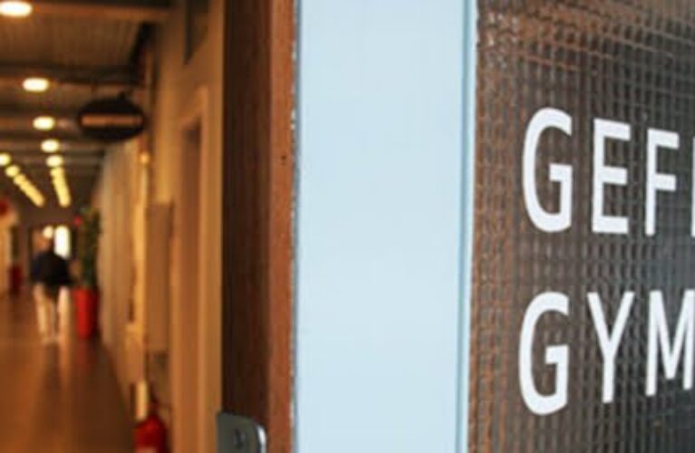 Billede af administrationsgangen på Gefion Gymnasium