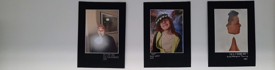 Tre fotografier er udstillet på sort baggrund på en hvid væg. Dele af elevernes forårsudstilling