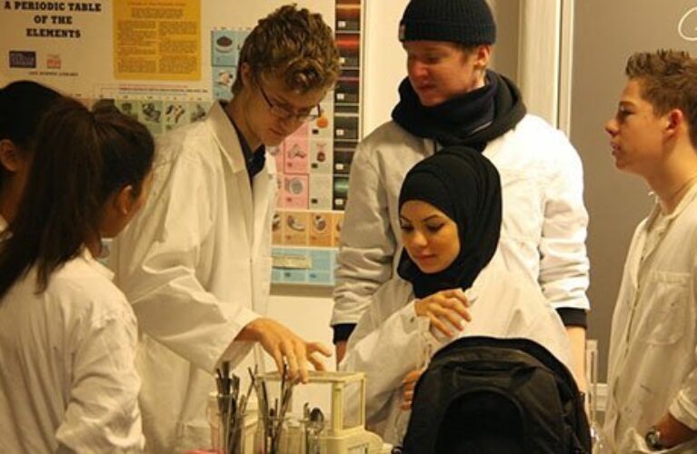 Elever iført laboratoriekitler