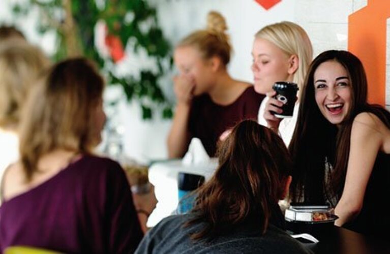 Elever der spiser i caféen på Gefion Gymnasium