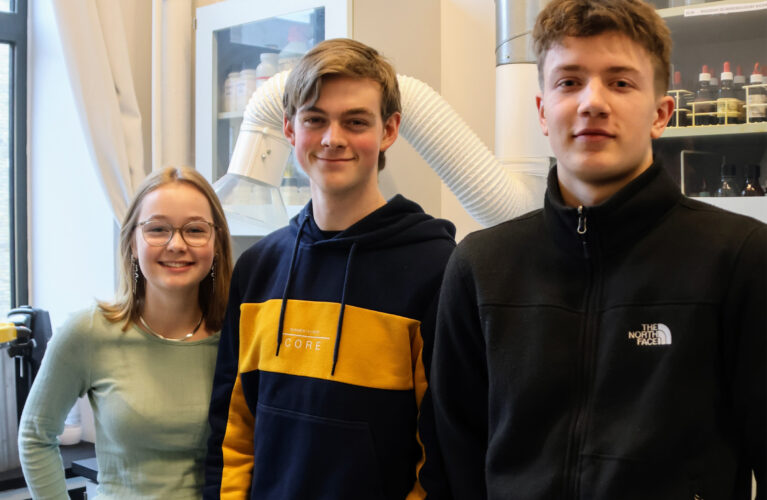 Tre finalister i DM i Science 2024, to drenge og en pige. Gruppebillede