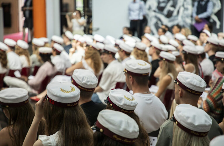 Dimission 2024. Hoveder med studenterhuer på.
