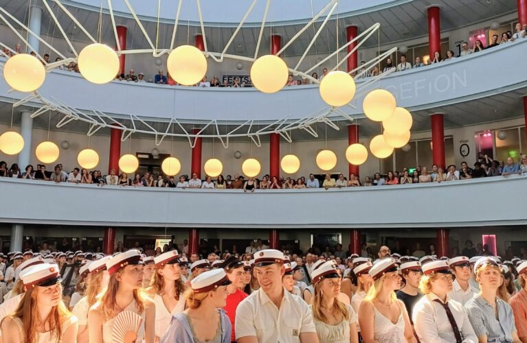 Dimission 2026. Studenter i rotunden med familier, venner og Gefions ansatte.