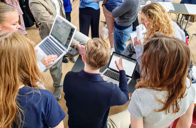 Elever arbejder med computere
