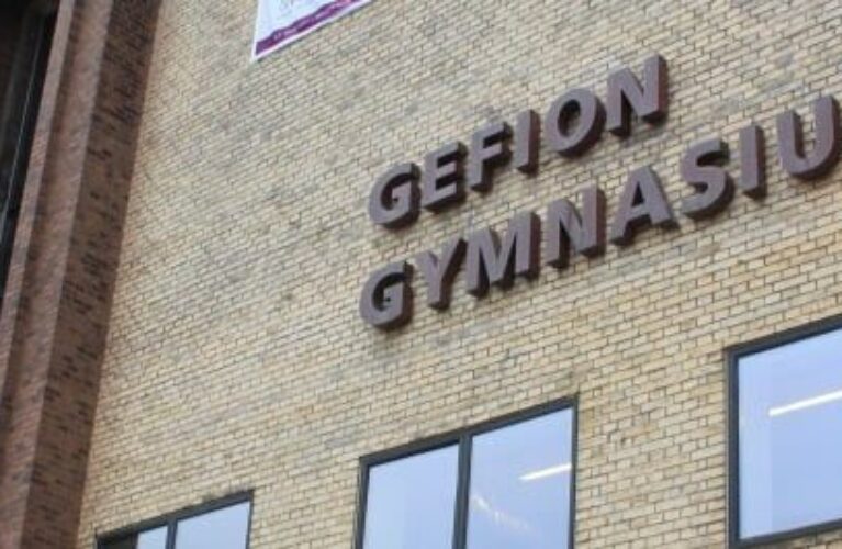 Bygningens facede med bogstaverne Gefion Gymnasium
