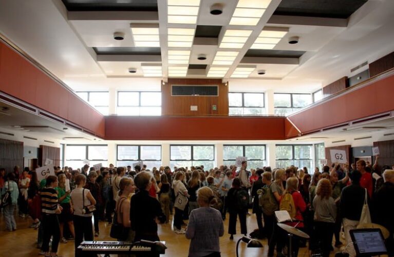Elever forsamlet i festsalen på første skoledag