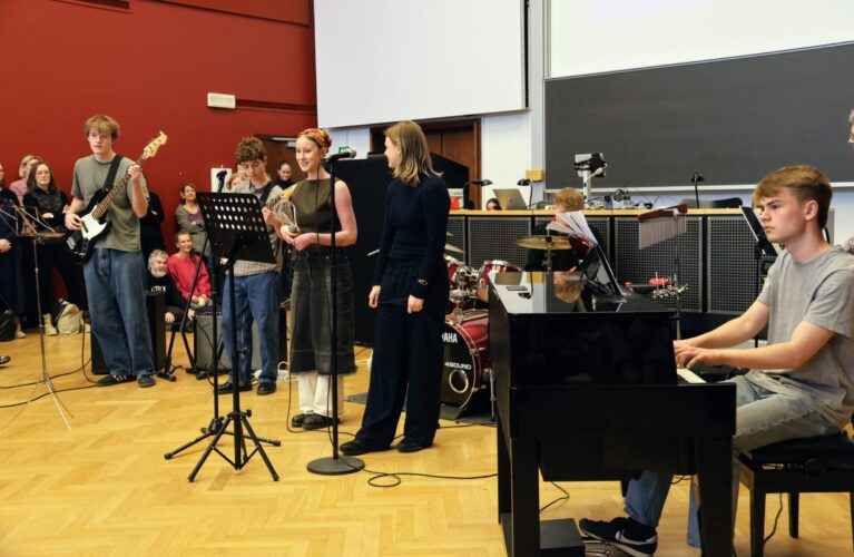 Gefion Band spiller og synger til afskeden fra eleverne til rektor Birgitte Vedersø