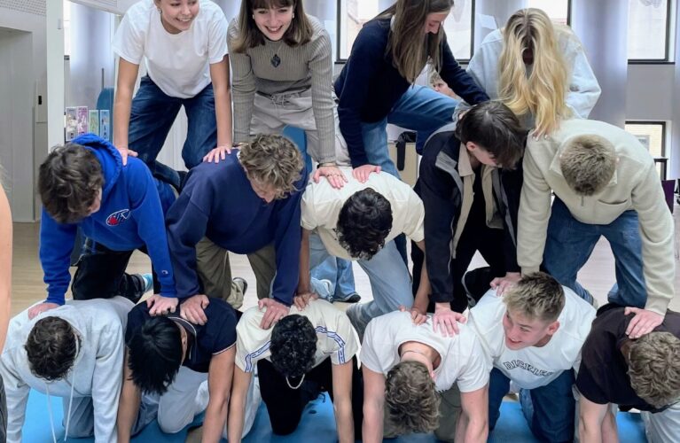 1. g-elever laver en menneskepyramide i tre lag i Himmelrummet på Gefion Gymnasium.
